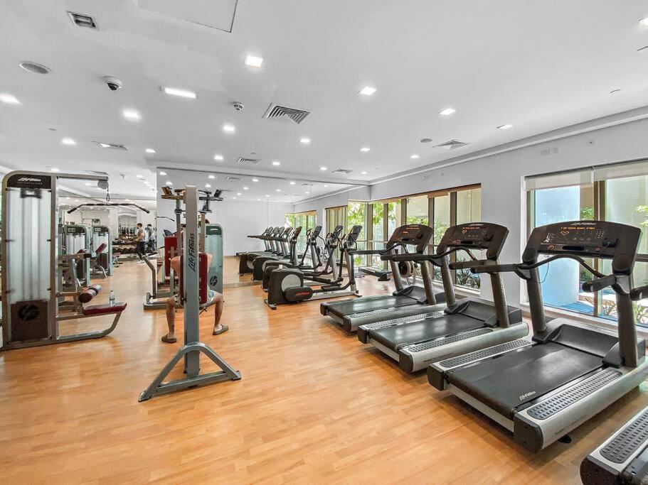 Chic In Gym, Pool, And Free Parking *